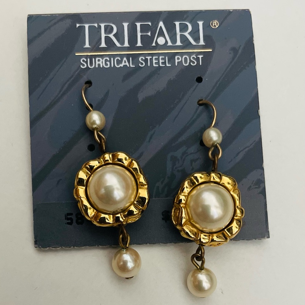 Trifari earrings pearl with gold